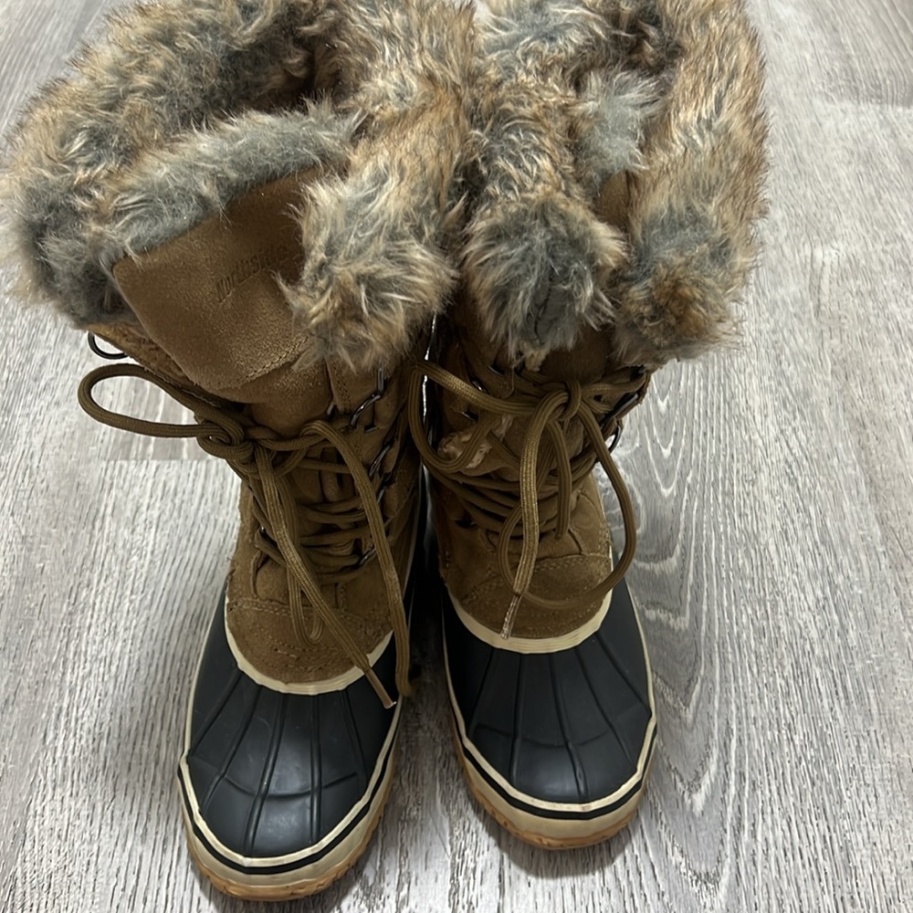 Winter Boots 🥾 - Picture 2 of 5